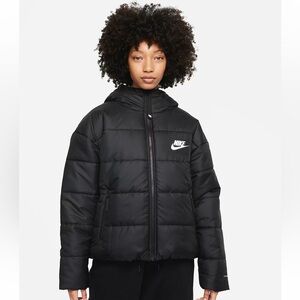 Nike Oversized Puffer Crop Jacket in Black - M